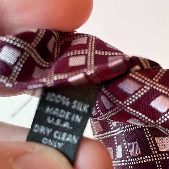 Michael Kors Geometric Maroon Mens Neck Tie 100% Silk - Picture 7 of 8